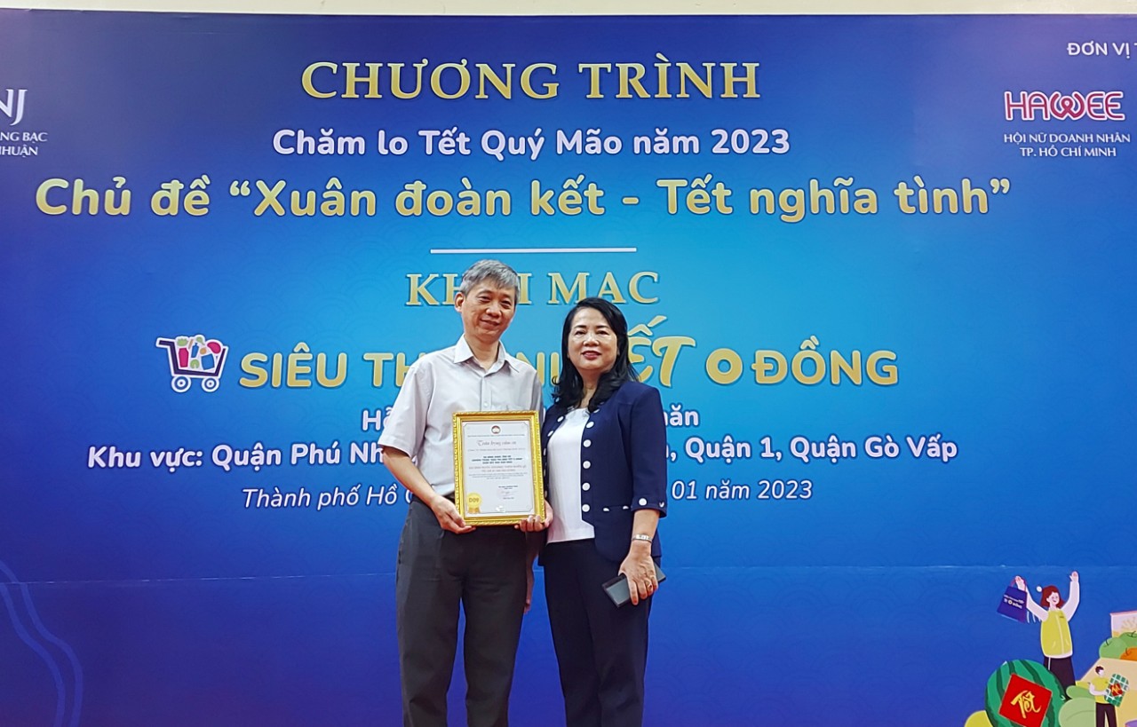 Ong_NguyYn_Tri_DYng_-_PTGY_cung_ba_TrYn_Kim_YYn_-_CT_UBMTTQ_tYi_Sieu_thY_TYt_0_YYng