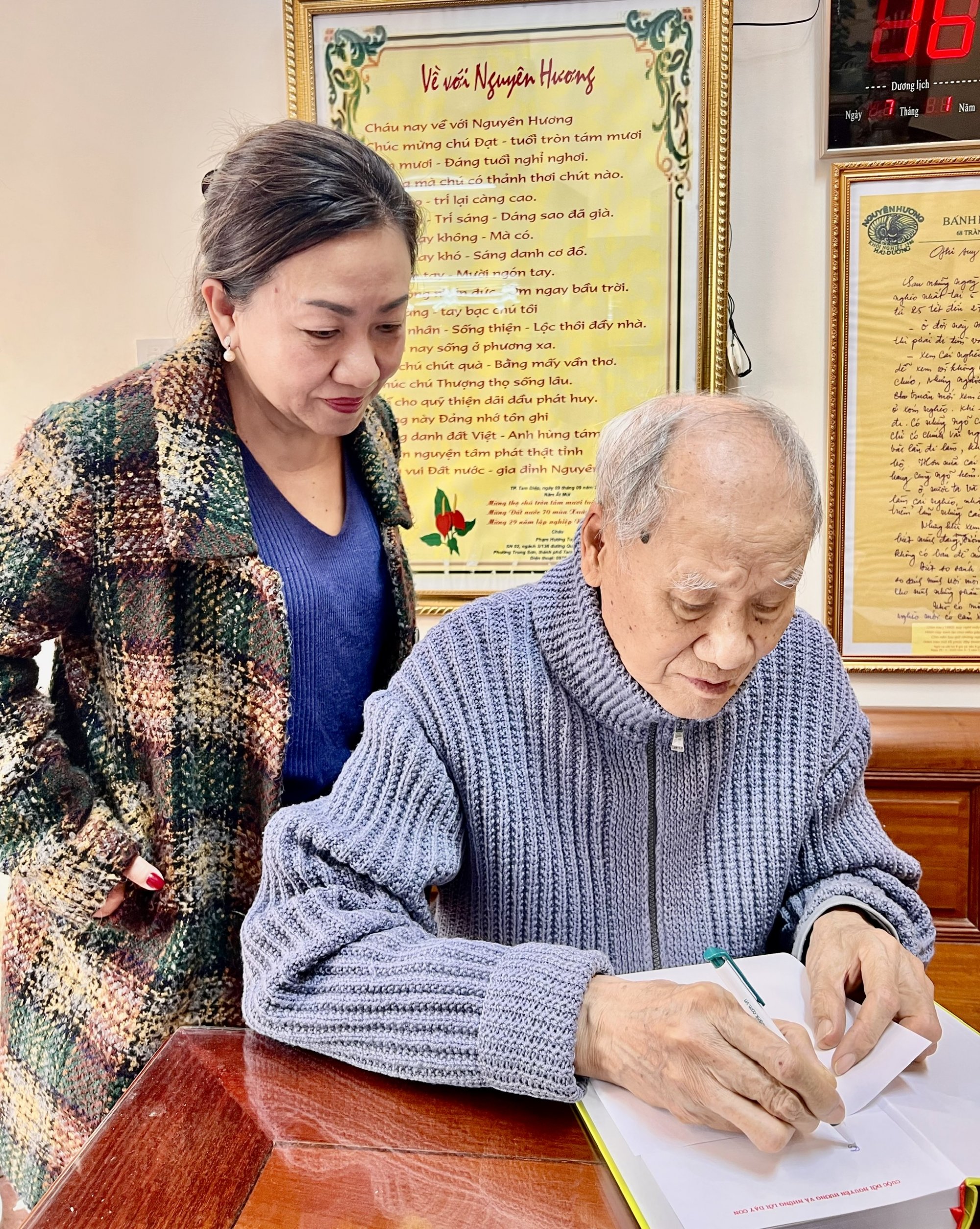 TGY_cung_ong_Yoan_VYn_YYt_-_ong_chY_banh_YYu_xanh_Nguyen_HYYng_chYp_but_tYng_cho_4_cau_thY_va_ky_tYng_quyYn_ky_sY_YYi_doanh_nhan__3_2