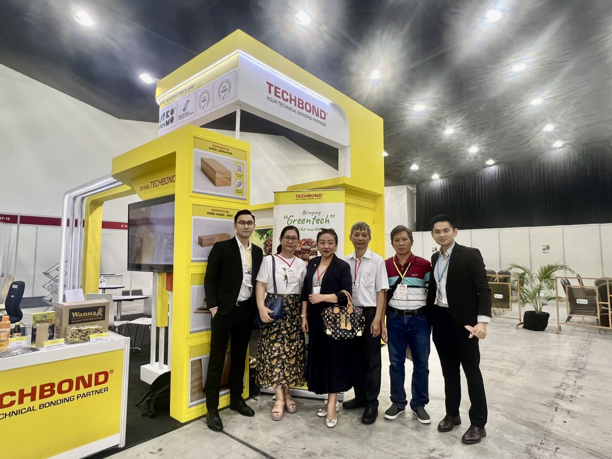 Ban_YiYu_Hanh_New_Toyo_tham_quan_gian_hang_cYa_YYi_tac_Techbond_tYi_Malaysia
