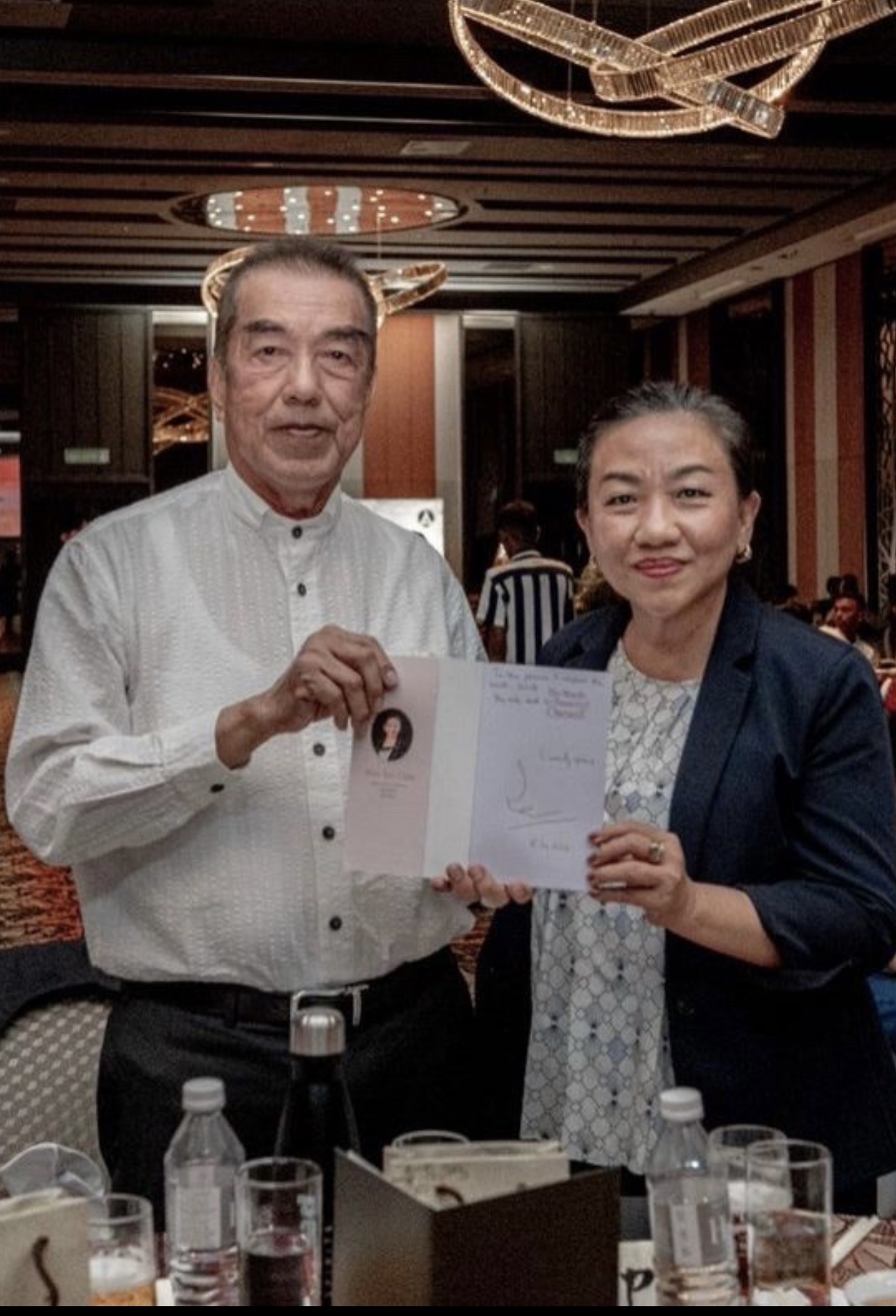 TGY_tYng_sach_cho_Mr_Yen_Wen_Hwa-_ChY_tYch_HYQT_New_Toyo_Group_tYi_tiYc_Annual_Dinner