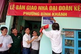 Trao nhà tình nghĩa 'đại đoàn kết' cho hộ bà Nguyễn Thị Hoàng - Long Xuyên, An Giang