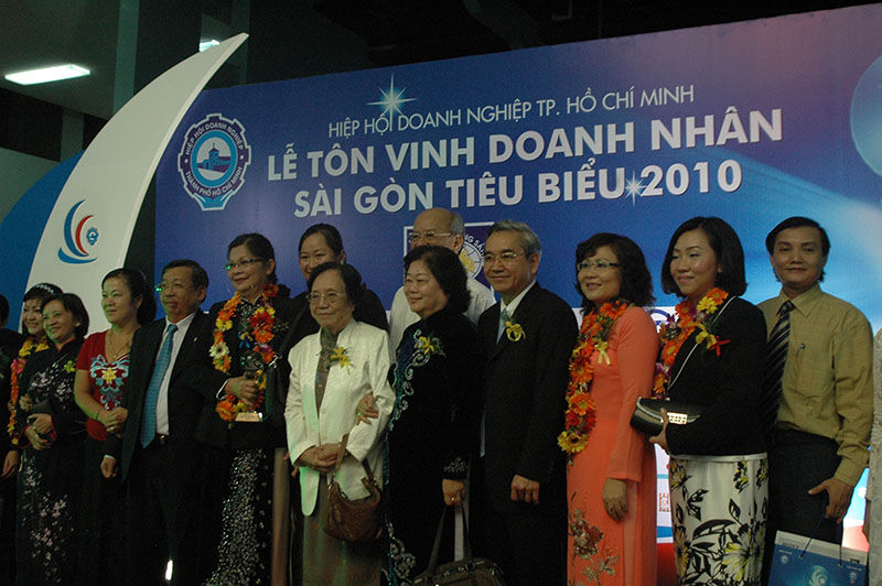 With_the_former_Vice_President__MRS_NGUYEN_THI_BINH_white_jacket__MRS_TRYYNG_MY_HOA_black_aodai__1